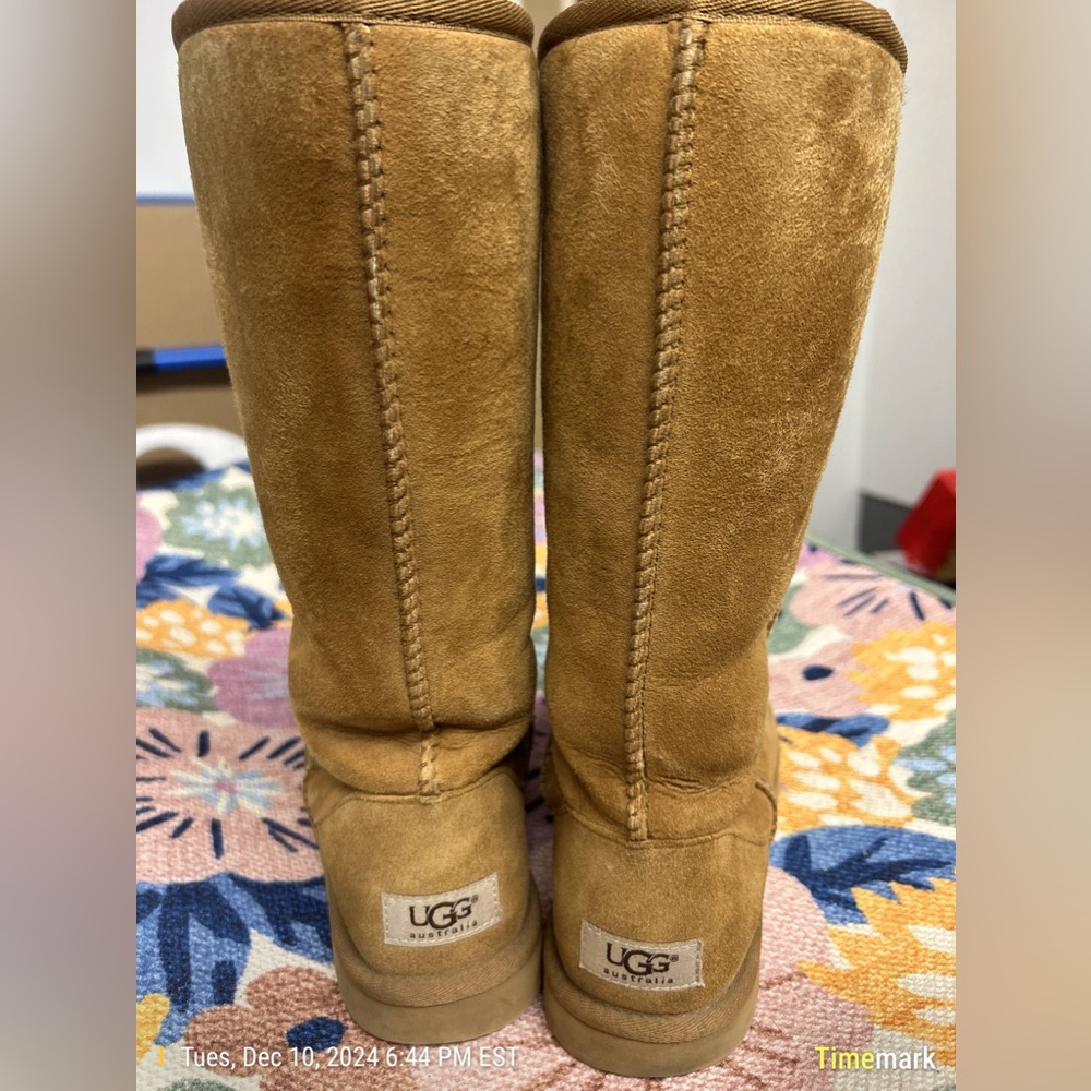 UGG women’s classic tall boots chestnut US 8